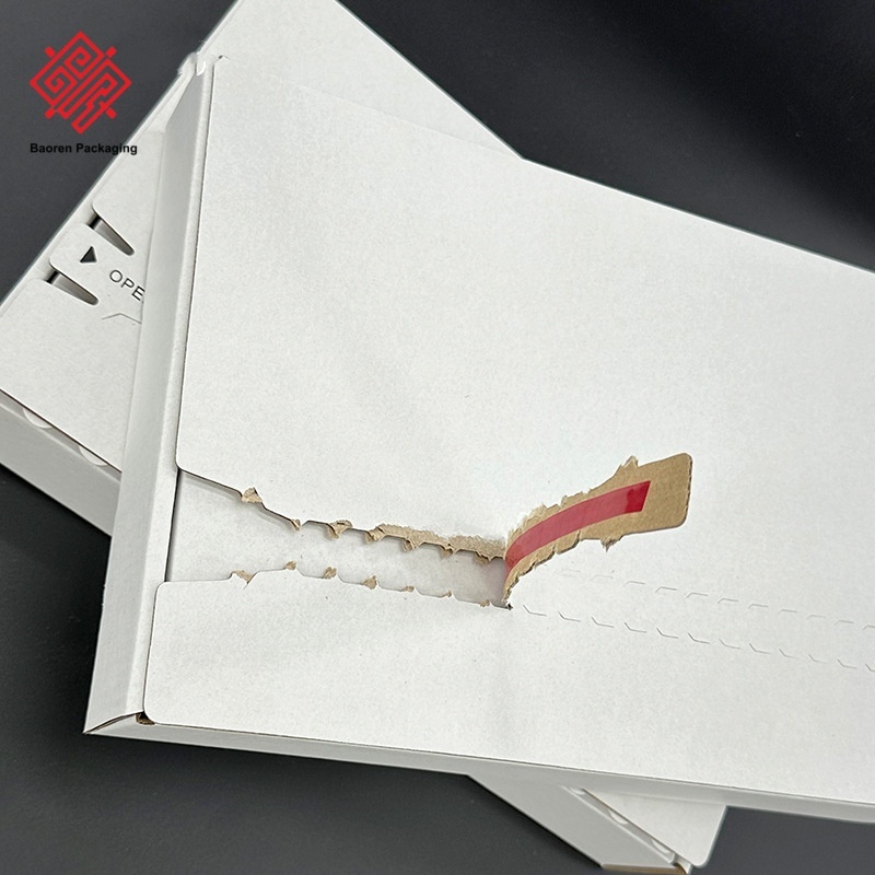 Weißer Versandkarton mit Aufreißstreifen und Zipper 4