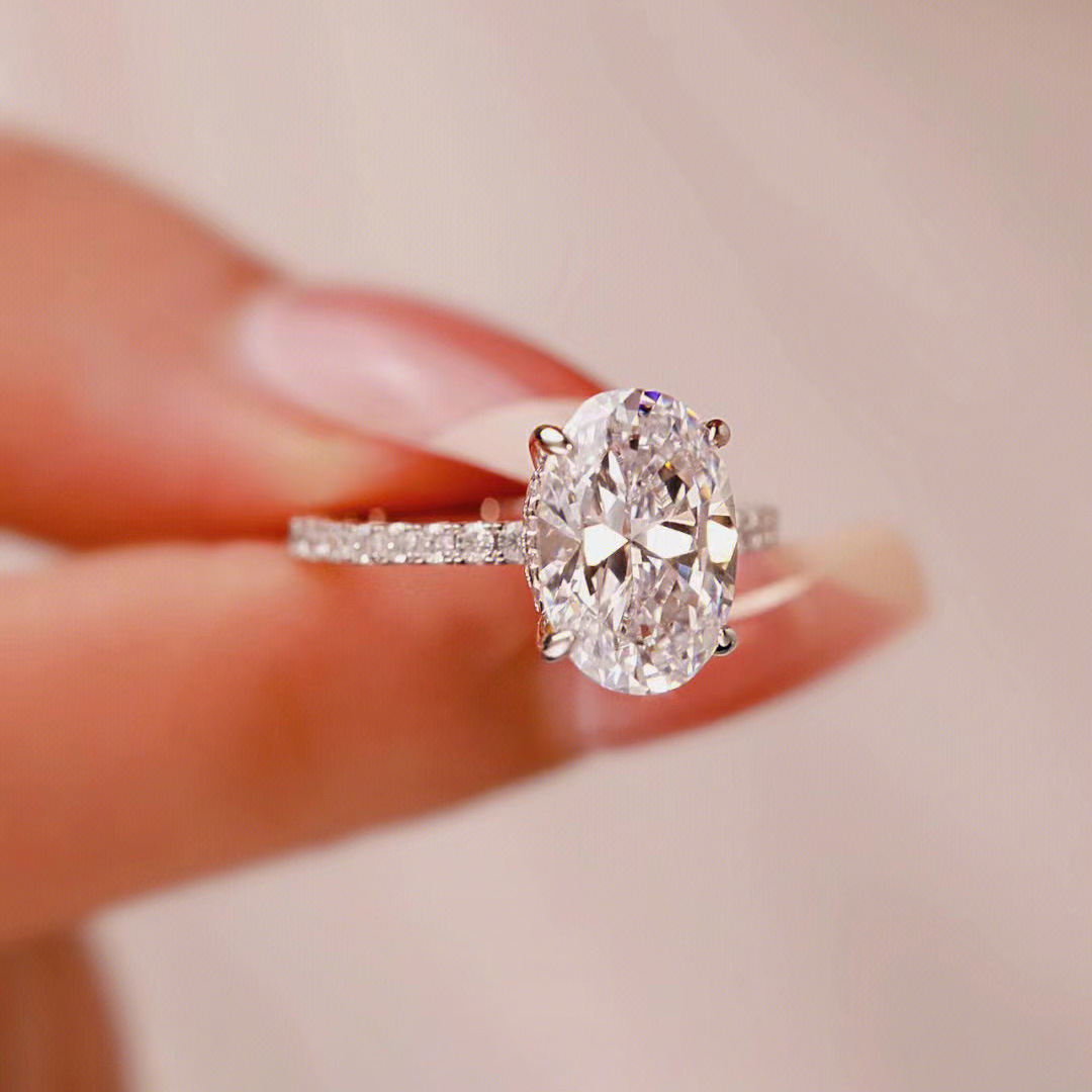 Luxury Oval Cut Solitaire Engagement Ring Sparkling Cubic