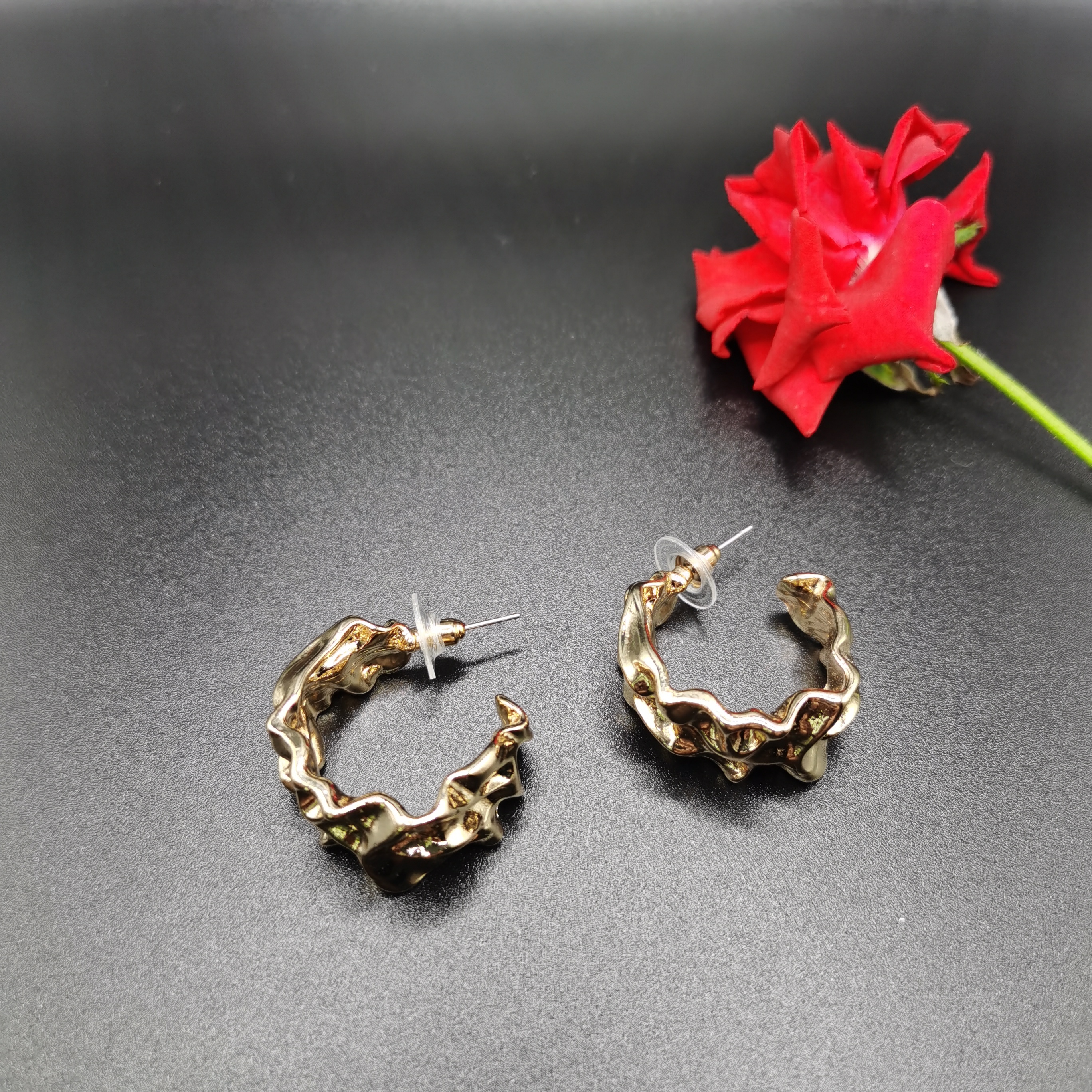 Gedrehte XL Goldcreolen mit Anhänger 3