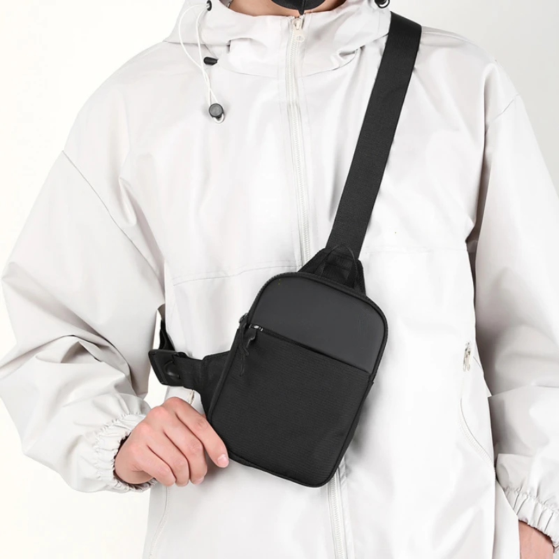 Wasserdichte Herren-Brusttasche Modische Kleine Schwarze Crossbody-Schultertasche mit Reißverschluss 2