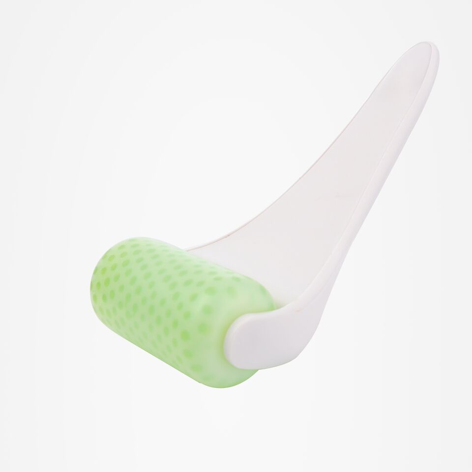 Medical Ice Roller for Face and Body 2