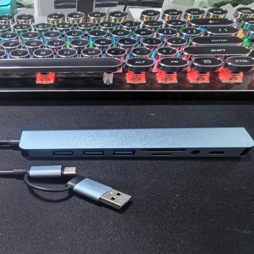 Doppelkopf 8-in-1 USB-C Dockingstation aus Aluminium 4