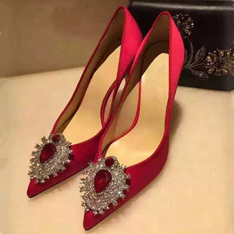 Rote Satin-Pumps mit Strass-Spitze