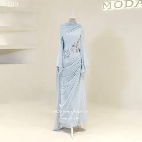Abendkleid mit hohem Kragen