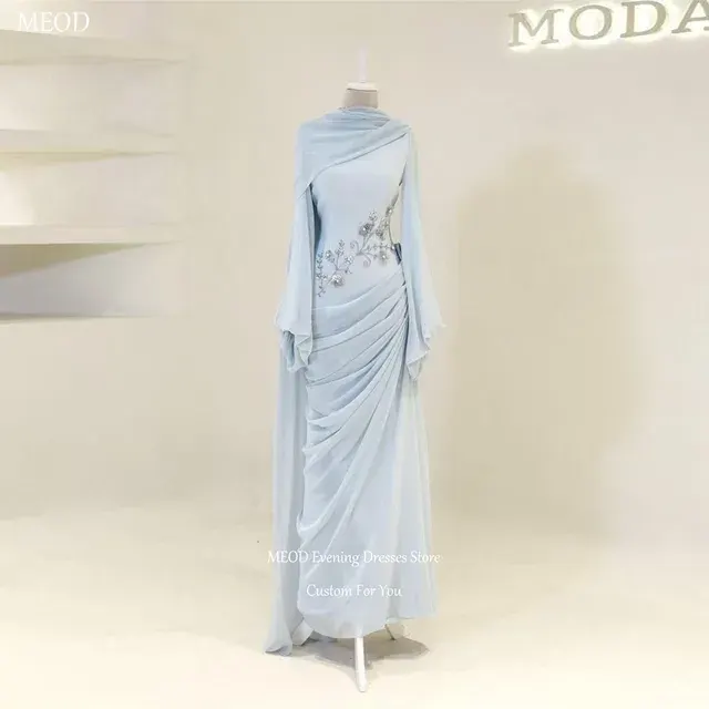 Abendkleid mit hohem Kragen 1