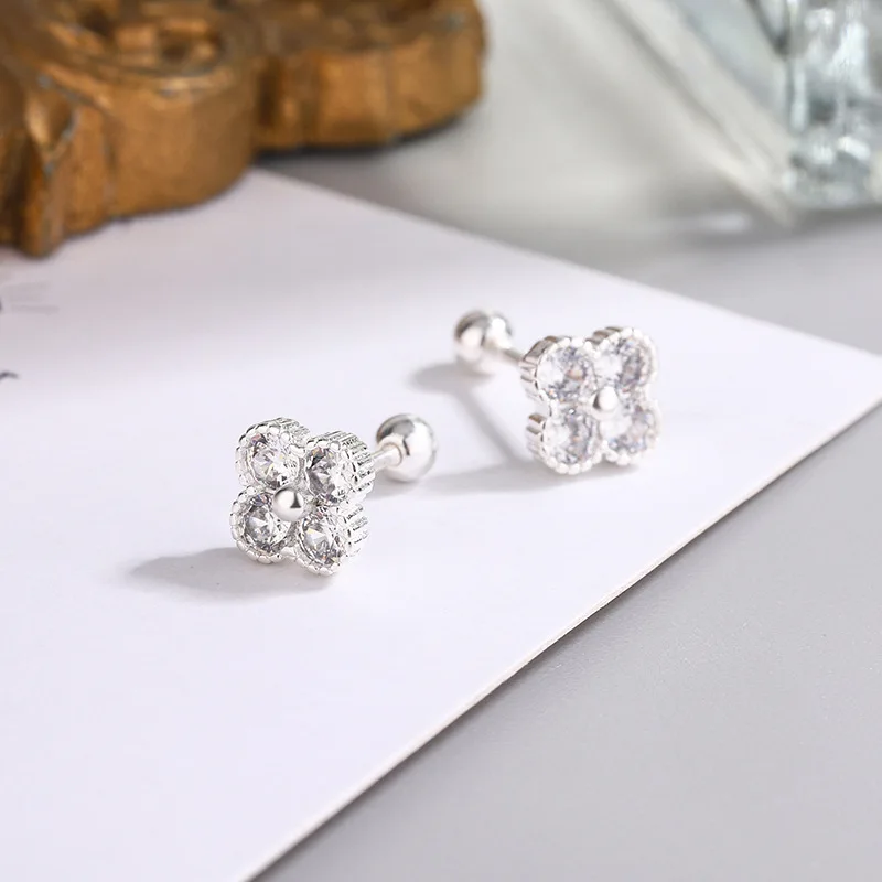 Kleine Piercing-Ohrstecker aus 925er-Sterlingsilber mit Vier Runden Zirkonen 4
