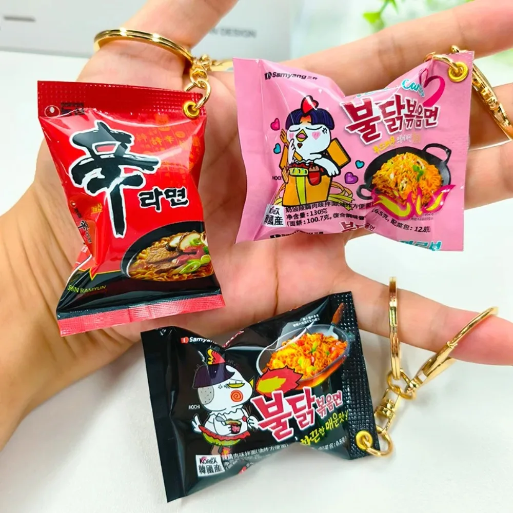 Koreanischer Snack-Schlüsselanhänger aus Harz Lebensmittel-Replikat Niedlicher Ramen-Nudel- Truthahn-Nudel-