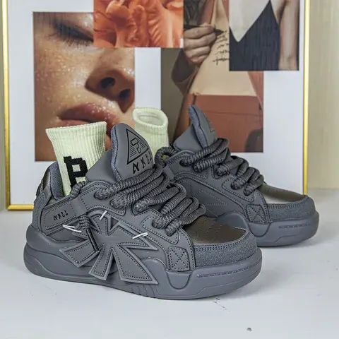 Dicksohlige Paar-Sneaker für Studenten