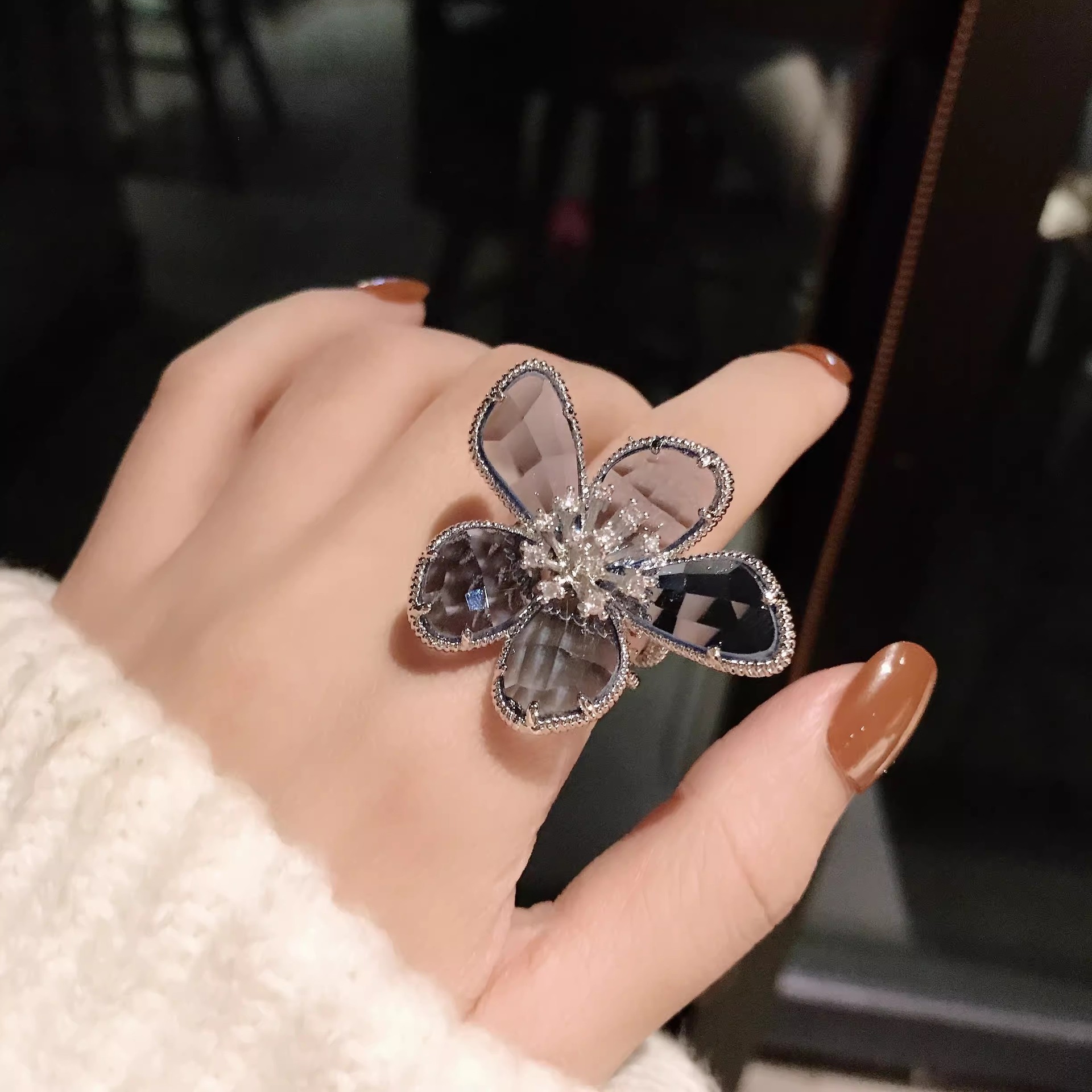 1pc Exaggerated Crystal Flower Ring For Women Stylish