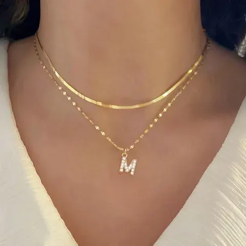 Vergoldete Pavé-Zirkonia-Buchstaben-Halskette aus Edelstahl mit Fischgrätenmuster und Lippenkette