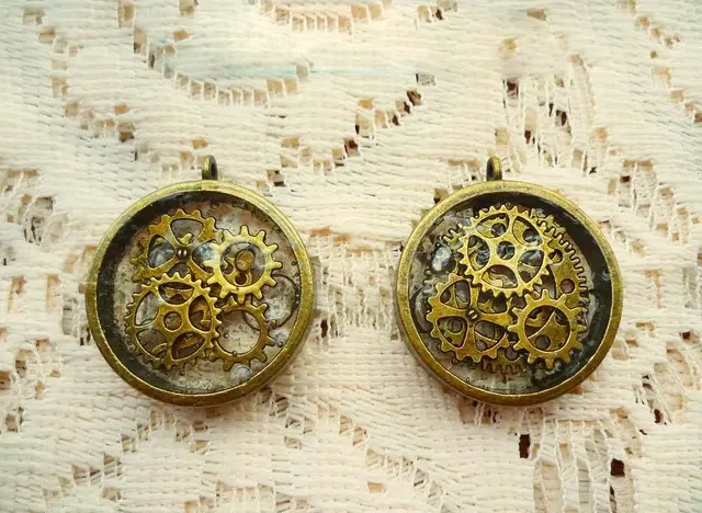 Metal Frame Pendant 4
