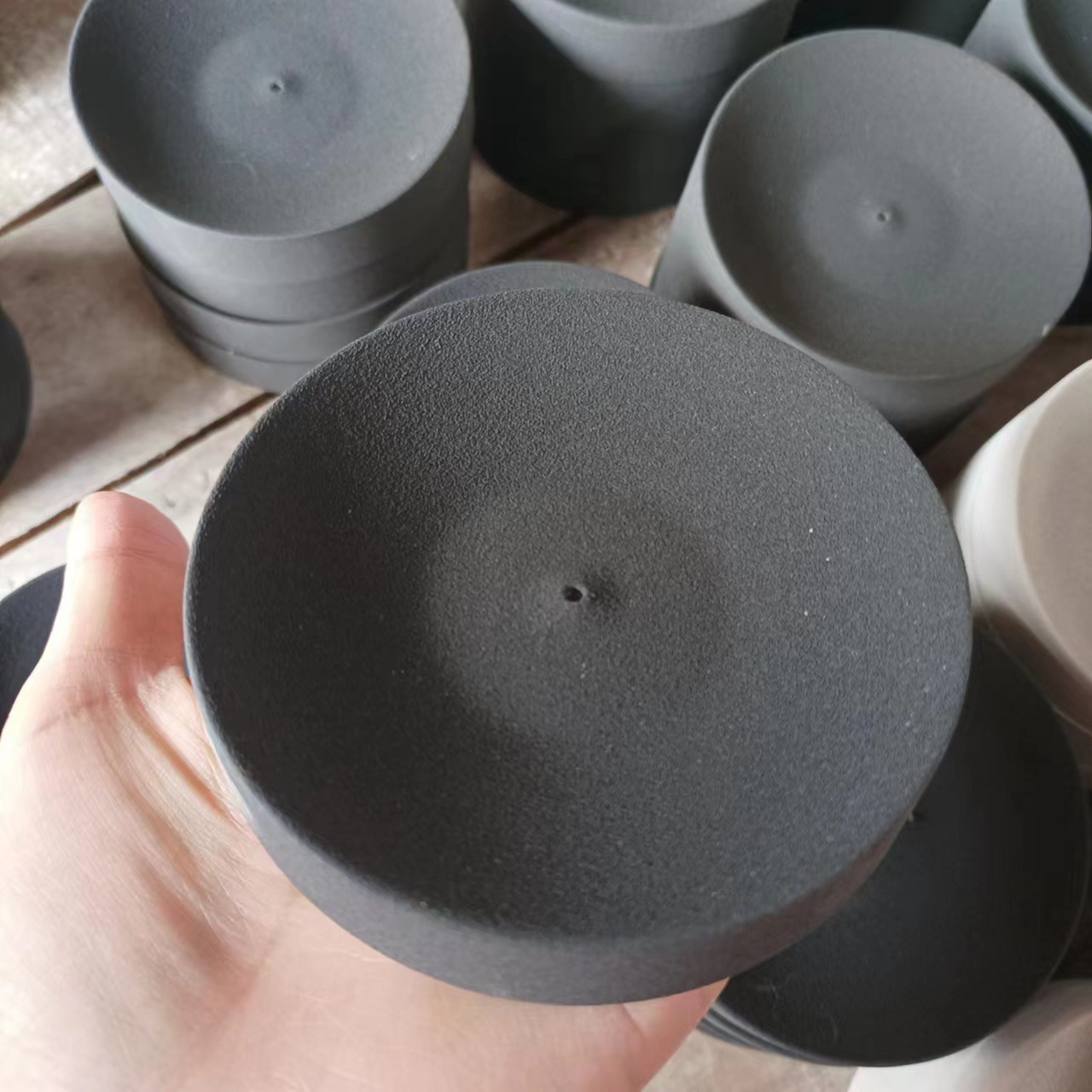 Minimalistischer Keramik-Räucherhalter rund matt