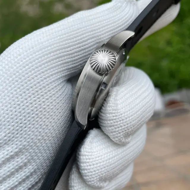 Schweizer Quarz-Armbanduhr mit Multi-Zeitzonen 4