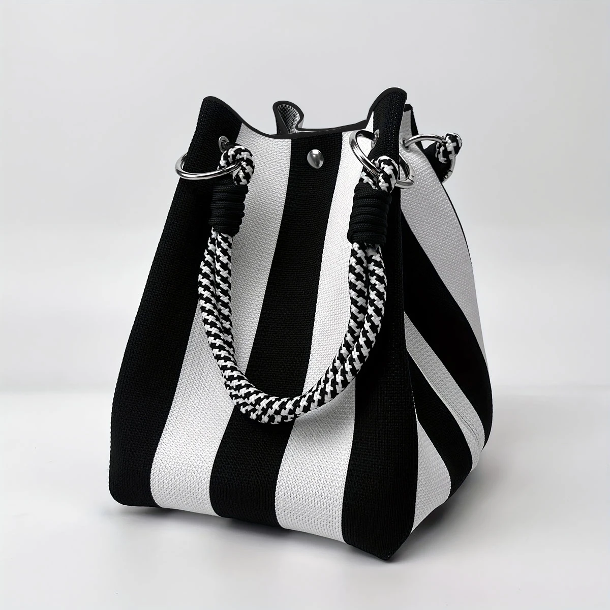 Diese Mehrfarbige Gestrickte Retro-Bucket-Handtasche ist Schlicht und Farblich