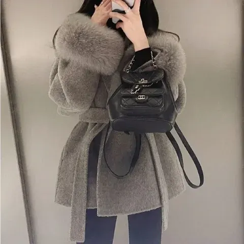 Wolljacke mit Pelzmanschette