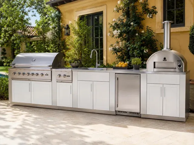 Luxury Outdoor Kitchen Island Set With Built-in Gas 3
