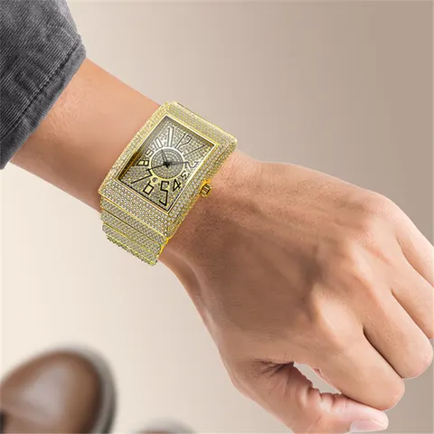 Eckige Uhr mit Diamanten
