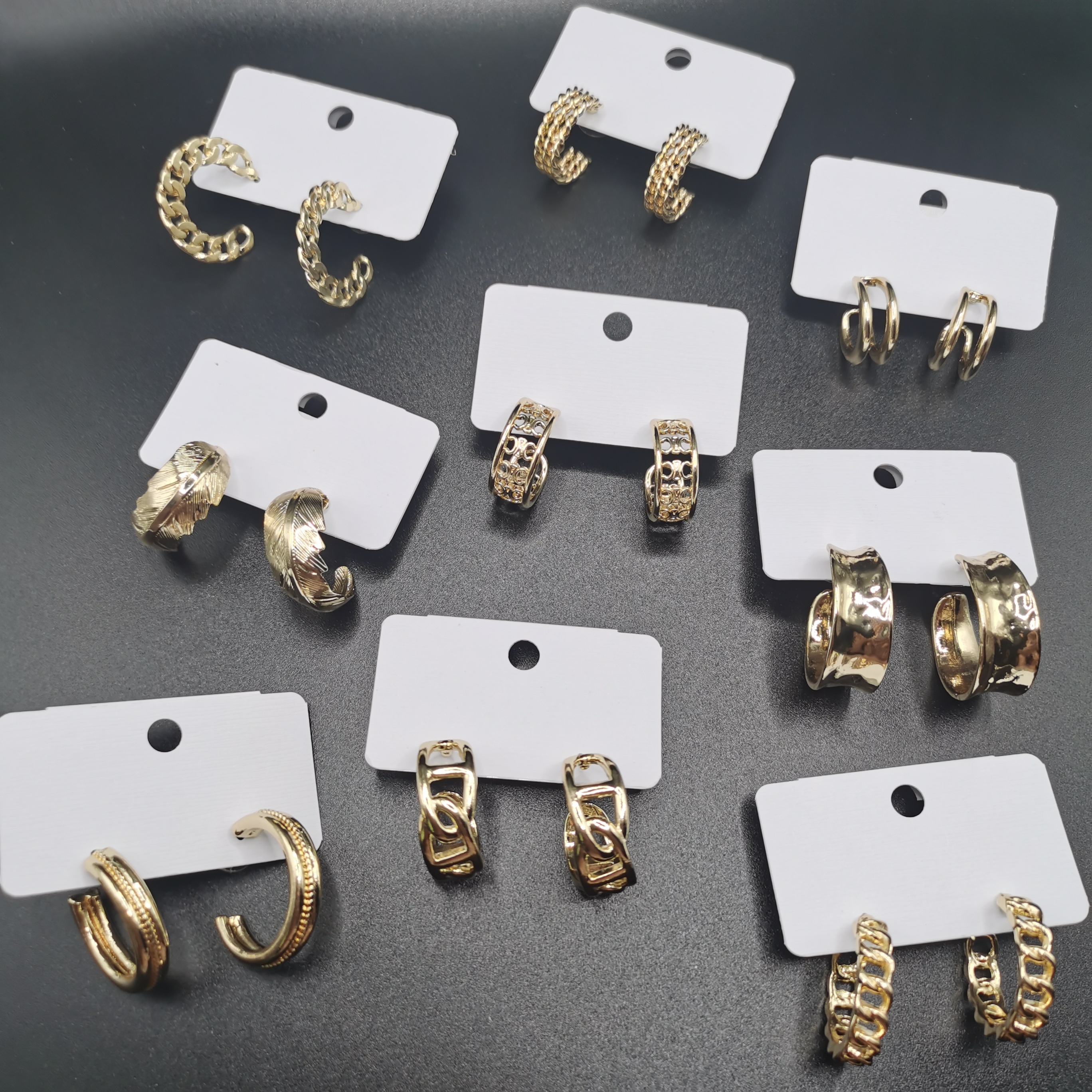 Gedrehte XL Goldcreolen mit Anhänger