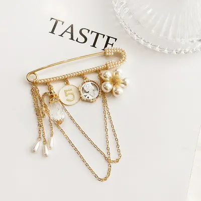 Simple Sweater Coat Cardigan Fashion Temperament Brooch Female