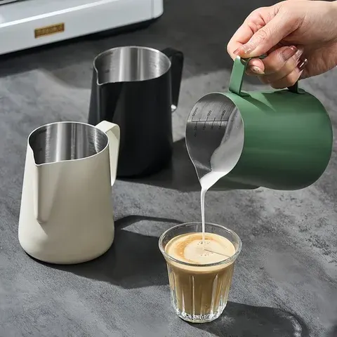 Kaffee-Milchaufschäumer-Krug mit Skala Stromlinienförmiger Spitzer Mund aus Edelstahl