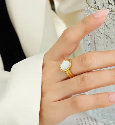 Belle Golden Seashell Ring