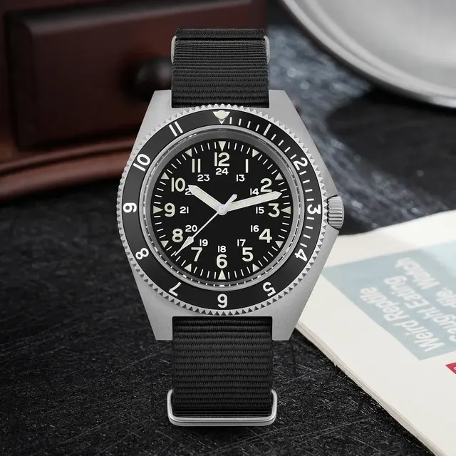 Vintage Quartz Watch with Sapphire Glass, 20 bar 3