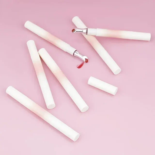 Veganer Metallic-Lipgloss mit LSF und Peptiden 3