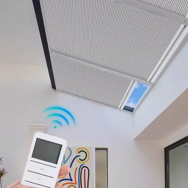 Motorisiertes Dachfenster-Wabenplissee 3