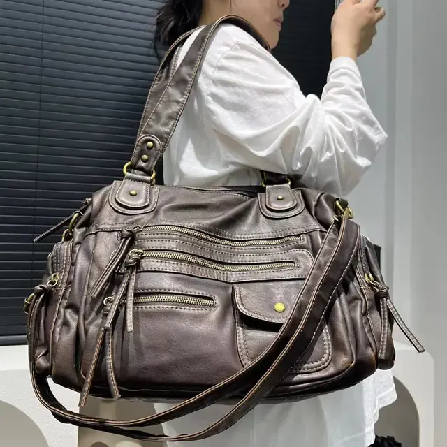 Vintage Leather Y2K Shoulder Bag 3