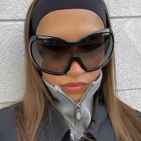 Übergroße Sonnenbrille