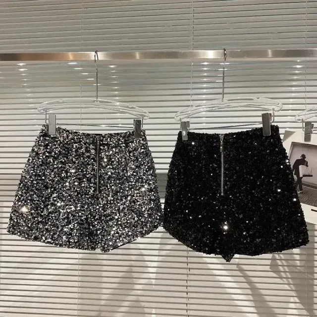 Samtshorts mit Pailletten 4