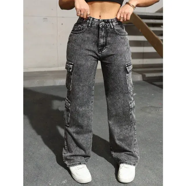 High-Waist Cargo Jeans 2