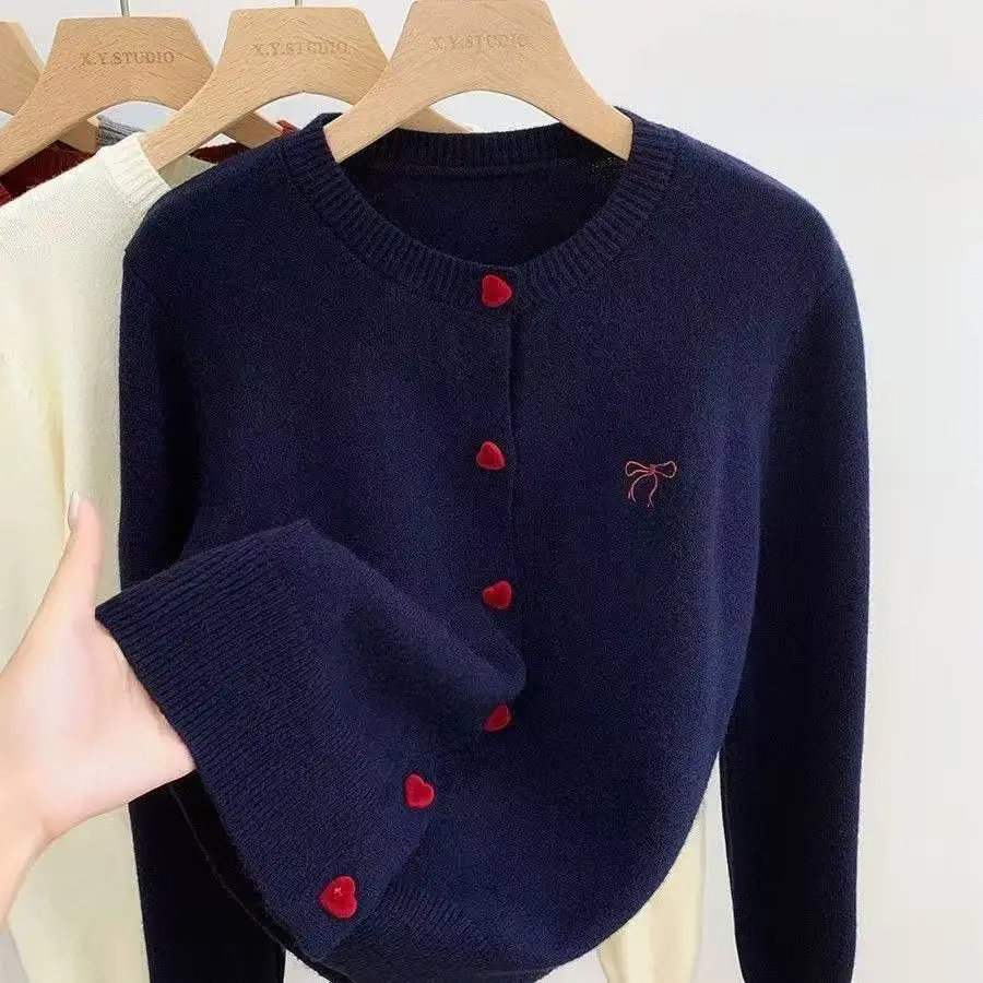 Damen Strickjacke mit Schleifenstickerei O-Ausschnitt Einreihig Herzförmige Knöpfe 4