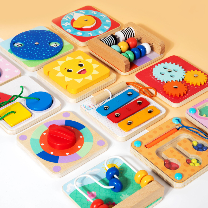 Reisetaugliches Montessori Sinnesspielbrett aus Holz 4